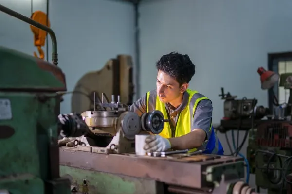 Fotografía de un joven trabajando en la maquila de una empresa