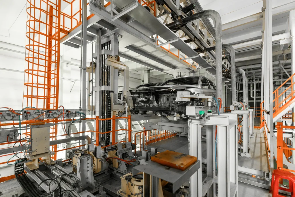 Fotografía de la automatización de líneas de producción automotriz hecha por SIE Cortes