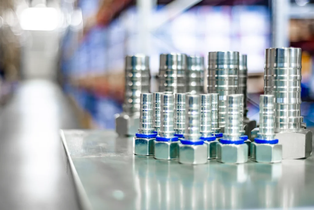 Fotografía de tuercas de metal que forman parte el suministro de insumos de SIE Cortes