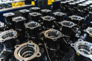 Fotografía de una gran cantidad de piezas creadas a partir de un molde industrial de SIE Cortes