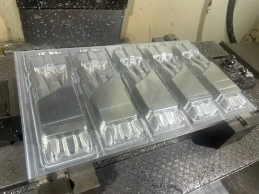 Fotografía de moldes industriales que fueron realizados gracias a la tecnología CNC realizada por SIE Cortes