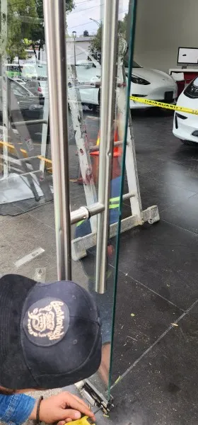 Fotografía a la puerta de cristal a la cual se le realiza mantenimiento preventivo, correctivo y predictivo