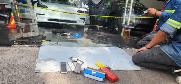 Fotografía a la rampa del concesionario Tesla donde se realiza mantenimiento preventivo, correctivo y predictivo