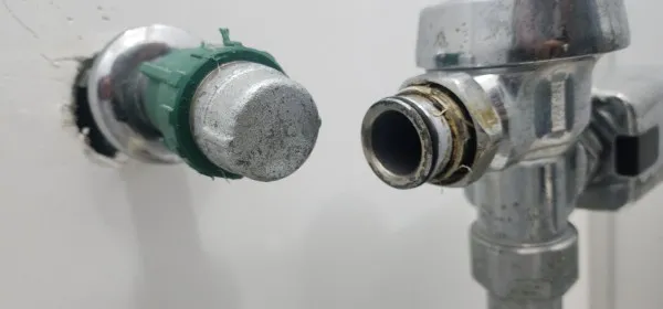 Foto a la toma de agua para retrete a la cual se le realiza mantenimiento preventivo, correctivo y predictivo