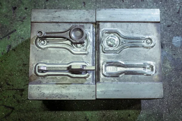 Foto de Dos piezas de un molde industrial de un equipo que conoce qué tipo de molde industrial necesita tu proceso productivo