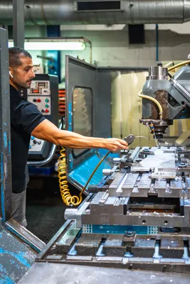Foto de Especialista de SIE Cortes trabajando ya que sabe qué tipo de molde industrial necesita tu proceso productivo