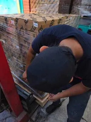 Foto de Joven que conoce las Ventajas de tener un solo proveedor de servicios industriales vs múltiples proveedores