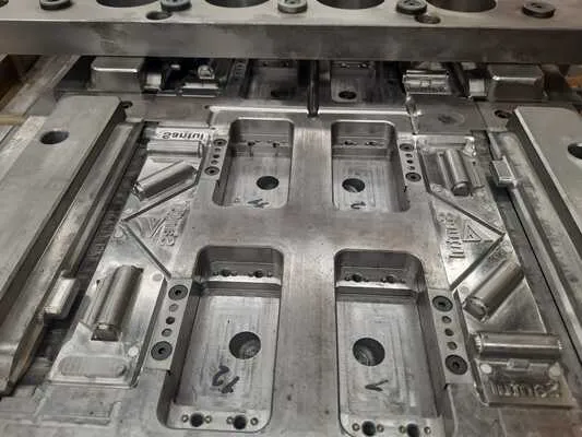 Foto de Moldes industriales donde saben las Ventajas de tener un solo proveedor de servicios industriales vs múltiples proveedores
